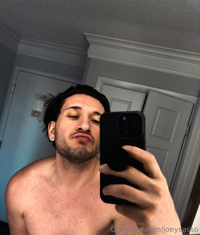give daddy a wet kiss 😩