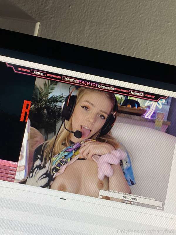 Scroll to see me flash my titties on twitch 😏😅 4