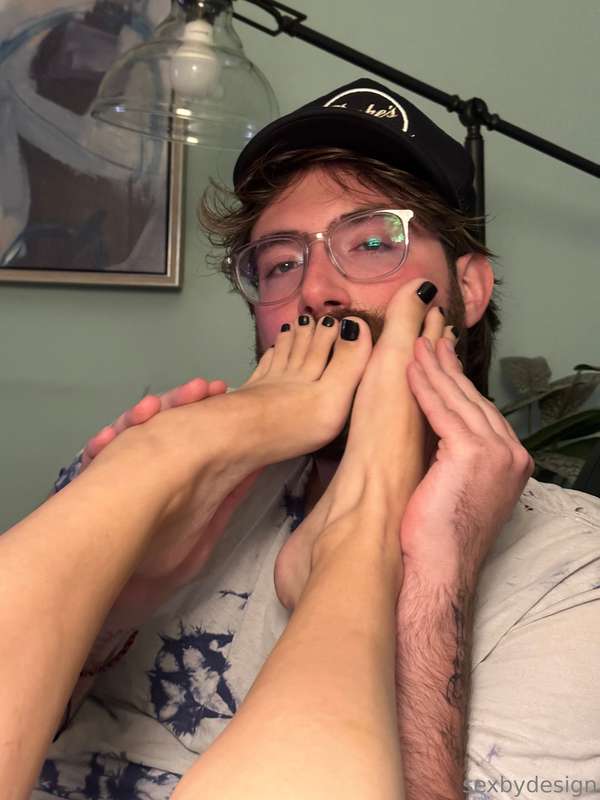 I’m gonna turn @alexsuxx into a foot guy if it’s the last th..
