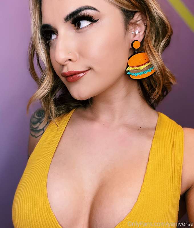 🍔Earrings of the Day🍔  Another cute pair of acrylic earrings..