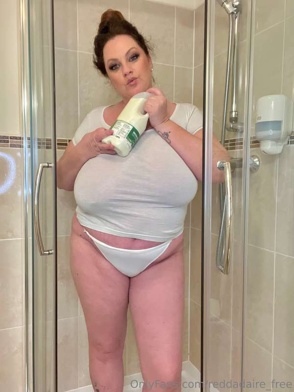 Milk 🥛 Absolutely love pouring milk all over my body!