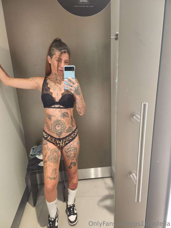 Alguien que me quiera hacer un regalito sexy? 👙 1
