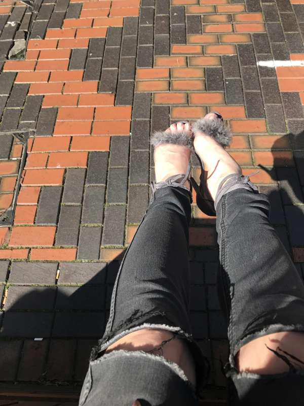 Pretty feet in strappy heels in the sun 🌻 7