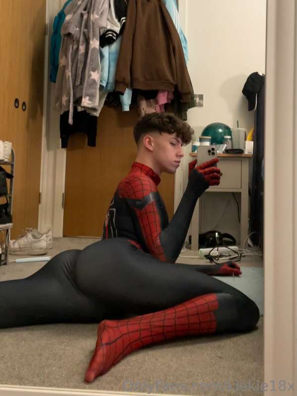 Happy Halloween from your friendly neighbourhood spider twin.. 6