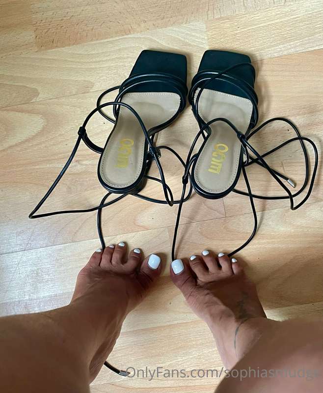 How do you like my pedicure?