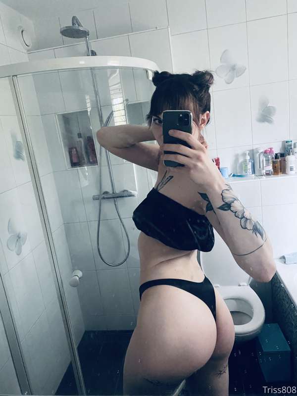 Hi everyone!🖤

As I said yesterday here is a cute little pic.. 32