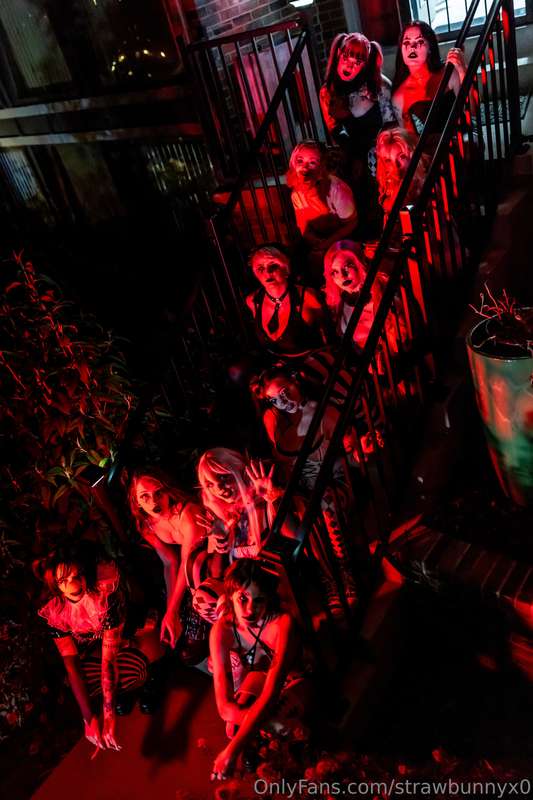 Stairway to 🤡 @jinx_fae @kaylagayle @reeyue @spookylilmoon @..