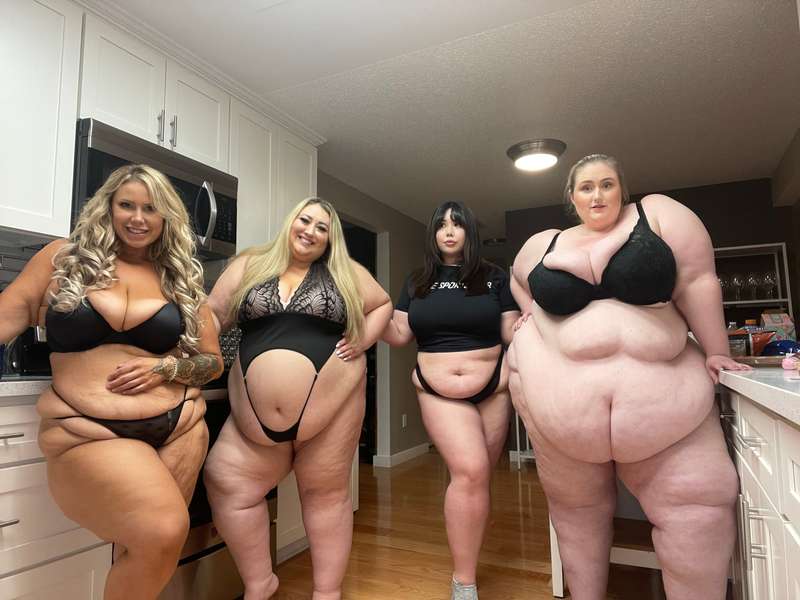 me and my friends ☺️ @lauren.the.lovely  @bbwkbella  @thedum.. 3