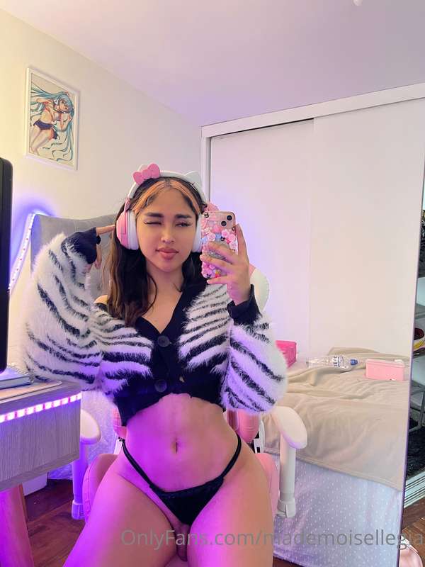 If you’re craving a filthy fuck @mademoisellegia is your gir..