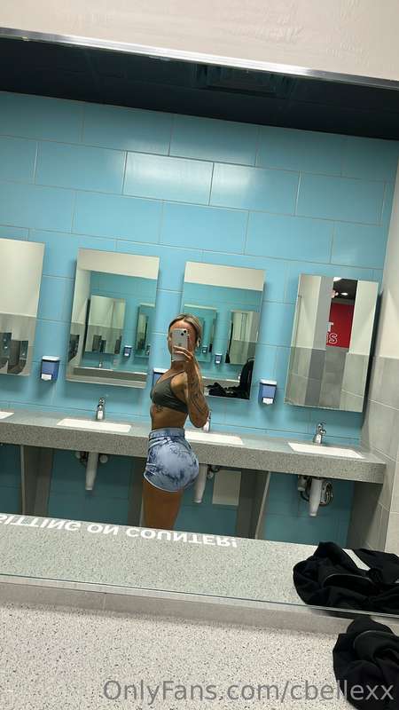 Are my quads or glutessss 🍑🍑🍑 looking better after this gym ..