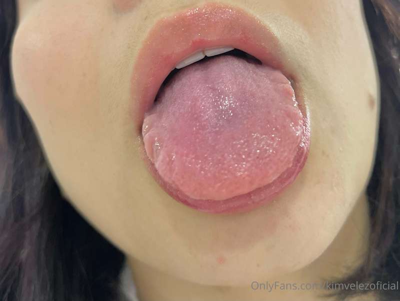 Does anyone want to put their hot cum in my mouth?