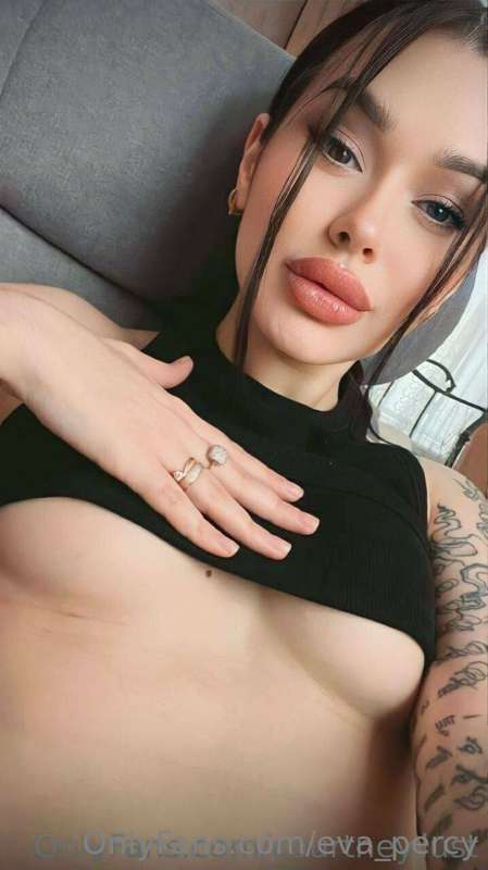 Shhh baby... don't tell anyone about this sexy girl @courtne..