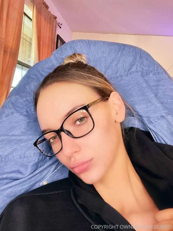 giving "secretary I'd wanna fuck" vibes 🤓