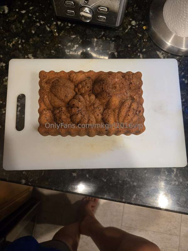 Your girl is a baker too! Today, I made apple-spice cake 🥮 