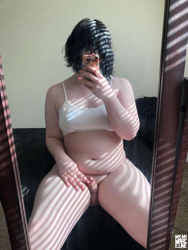 🤍☀️[White Croptop]☀️🤍
Some pics as I was getting ready to sh.. 8