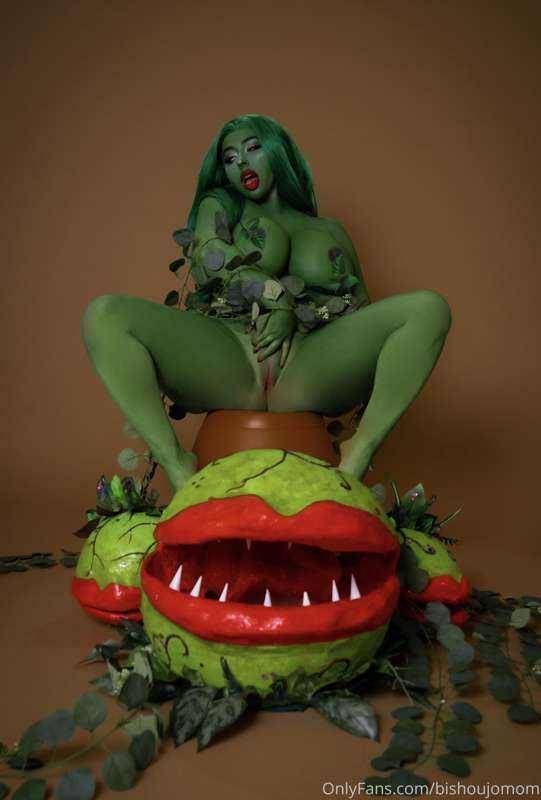 FEED ME ALL NIGHT LONG🪴👄🍃 Here is some nude Audrey 2 for you.. 5