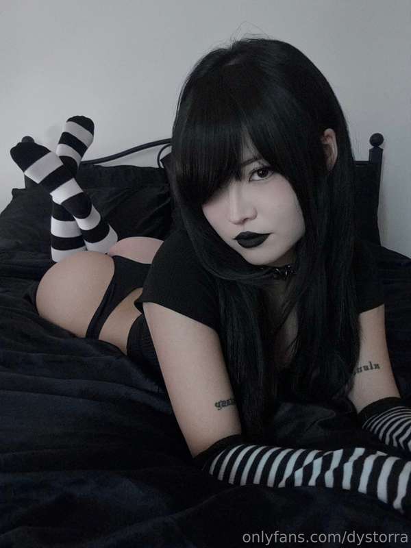 do you fw stripe wearing goth girls? 