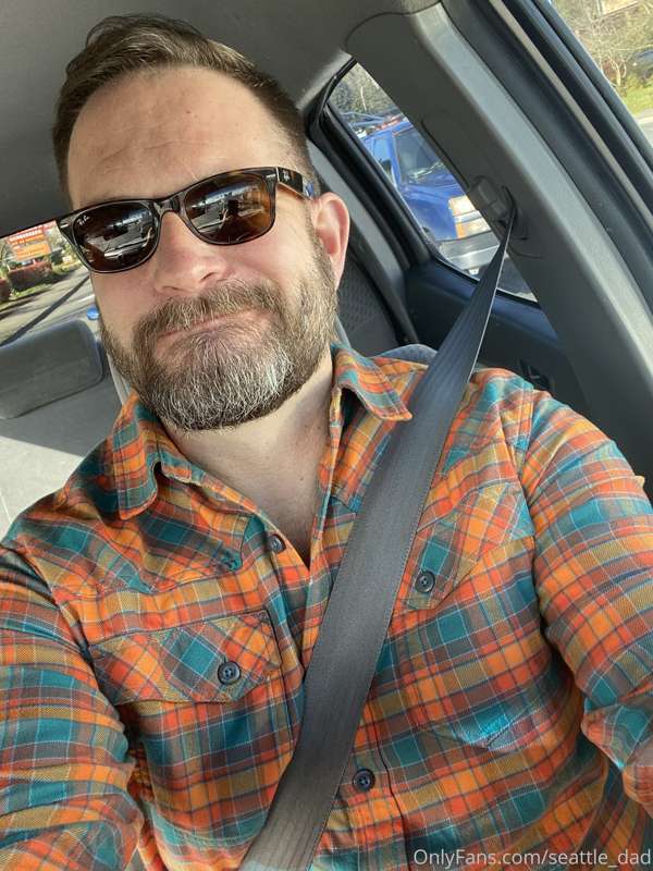 Dad’s on a business trip and sending you dirty pics from his.. 4