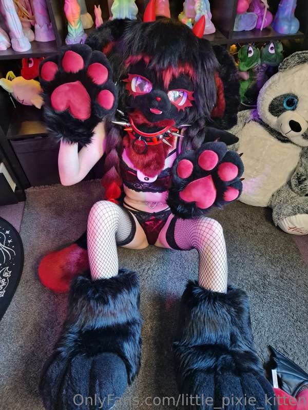 Some pictures in my new fursuit Chimiko 🖤❤️ 17