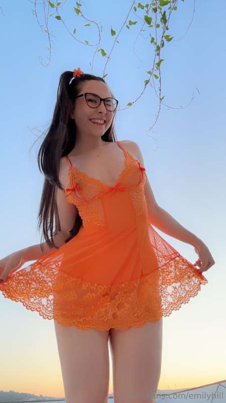Orange you glad to see me? 🍊 I’m streaming now xx link in bi..