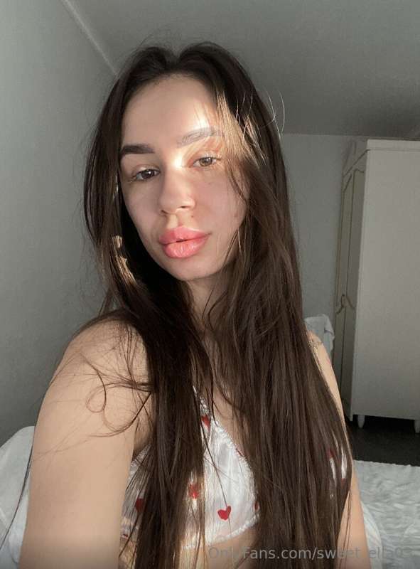 Stunning babe @liza_modest  wants to show daddy how wet she ..