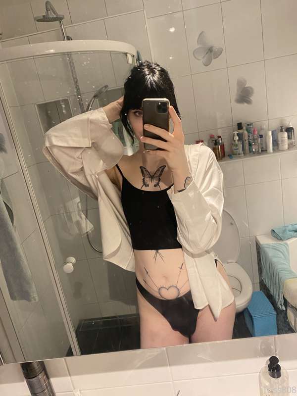 Hi everyone! 🖤

I took some dumb pics in my bathroom last sa.. 15