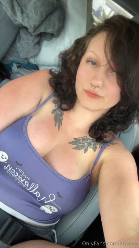 Got sunburnt on my float trip 😩 Not fitting for a goth girl ..