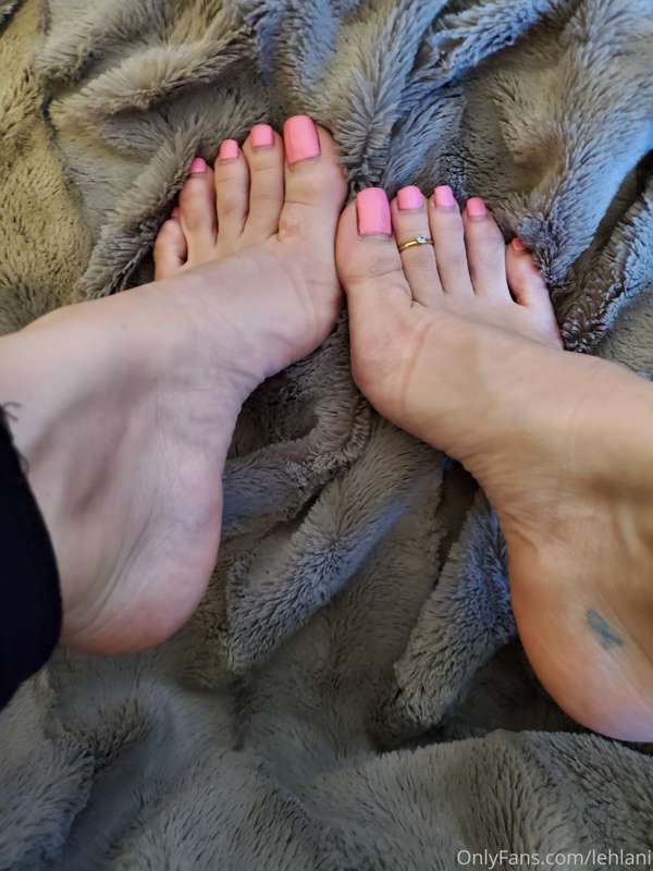 Do my toes turn u guys on ? 😊😋 dont be shy about it 1