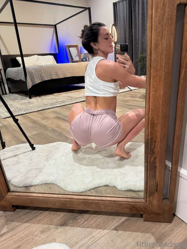 wanna join me in bed for some fun? 😇 im online rn come chat ..