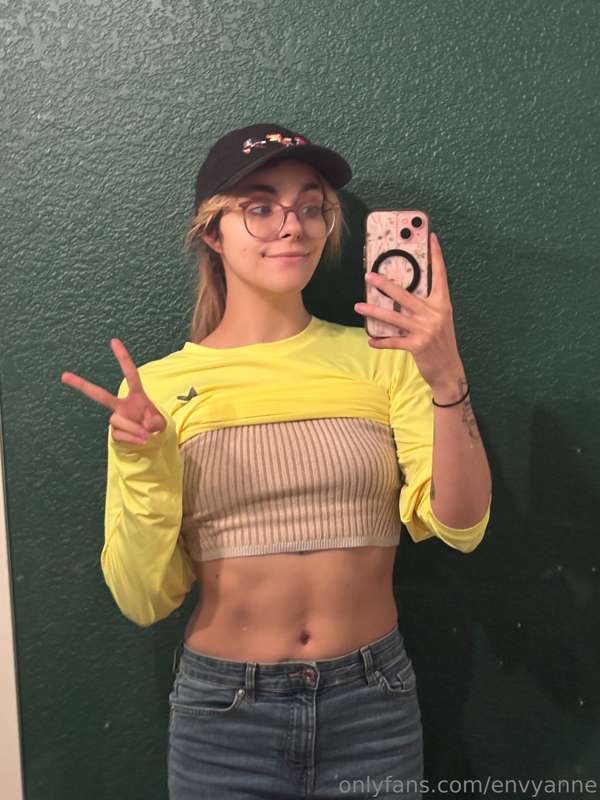 Did some yard work today and got all sweaty 🥰👍I need a massa.. 3