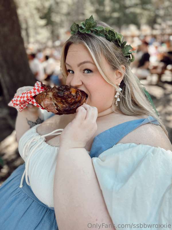The fattest girl at the renfest 👸🏼 5