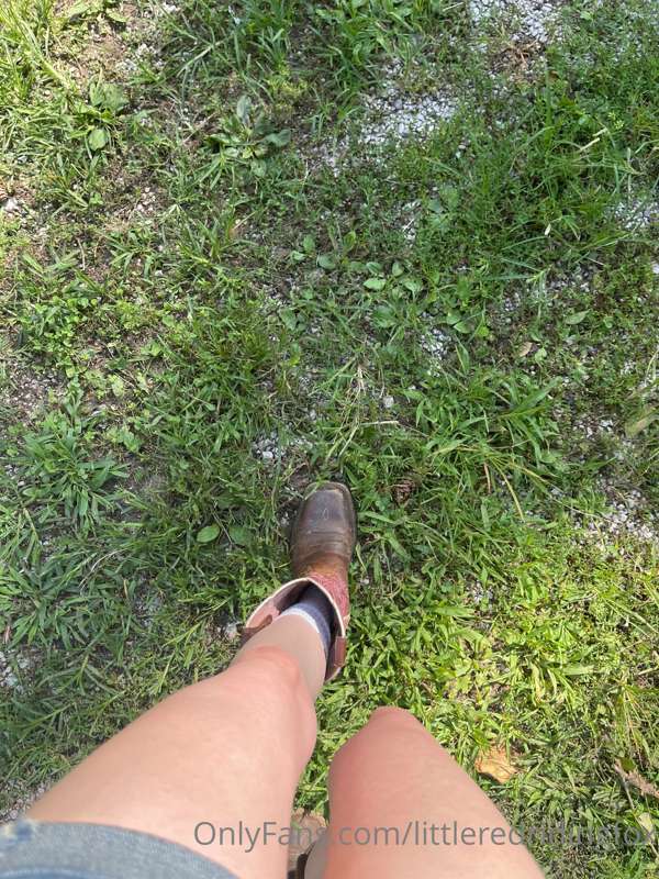 Just a little stroll through my yard 🖤😘