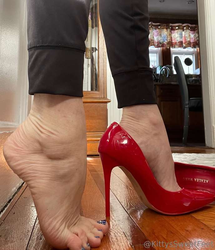 The allure of dangling red stiletto pumps lies in the tantal.. 2