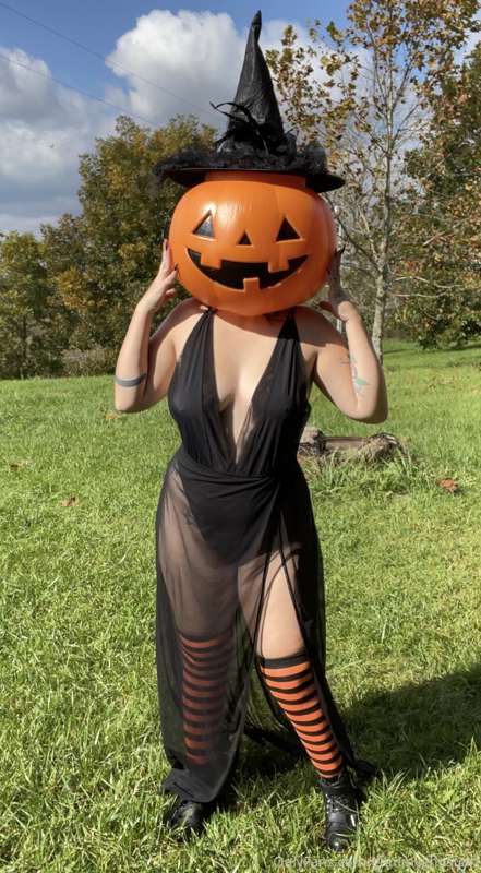 Pumpkin witch 🎃🖤 (not sure why this didn’t post on Halloween.. 13