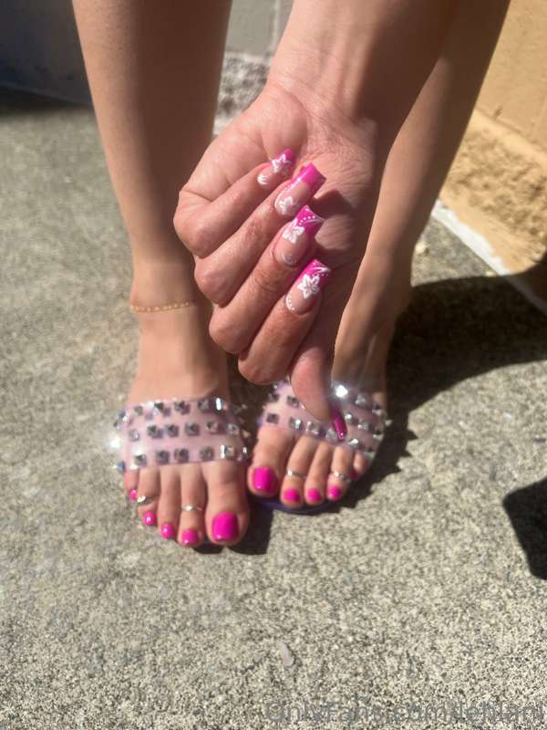I can’t get over how sexy these sandals are 😈💕 7