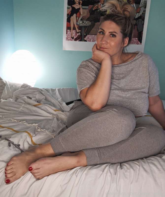 Come get cozy with me! +Bonus feet pics by popular request 😘 3