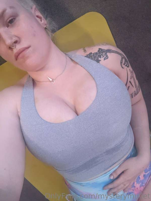 🖤 Self care workout and boob sweat. Happy hump day xx