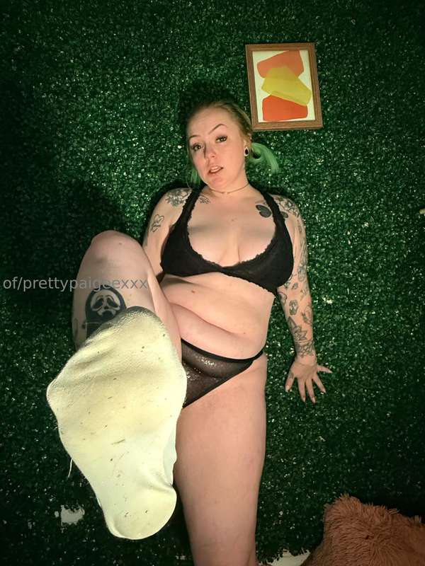 Think you deserve a sniff, foot boy? 🤭👣😋