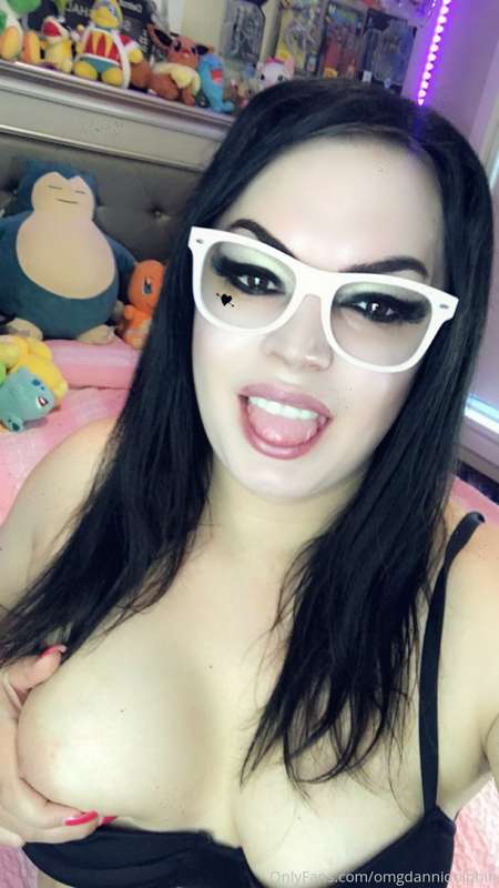 I’m all glasses and boobs 🤓🖤🖤 2