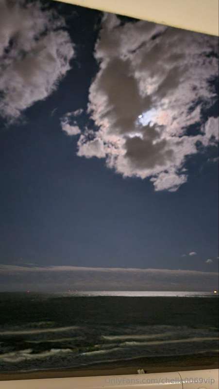 Supermoon full moon above the ocean 🥰 3