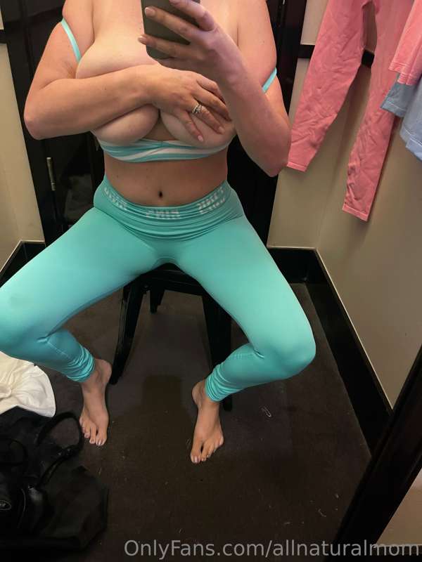 Dressing Room @ Victoria’s Secret 💕 
Pretty sure the girl wa.. 9