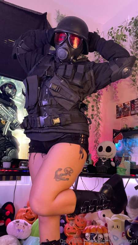 Lady Hunk cosplay! 🖤 geared up and ready to go 😏 2