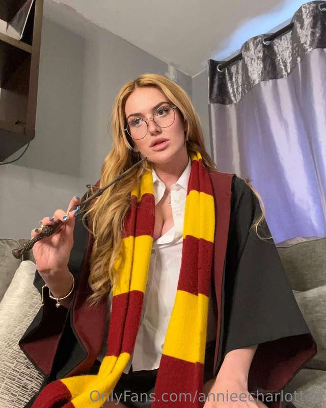 ## Hermione Granger tackles a tentacle… in her pussies! 🧙‍♀️.. 8
