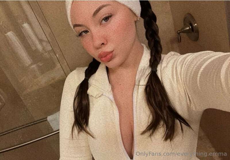 Wanna play with my little braids?🤗