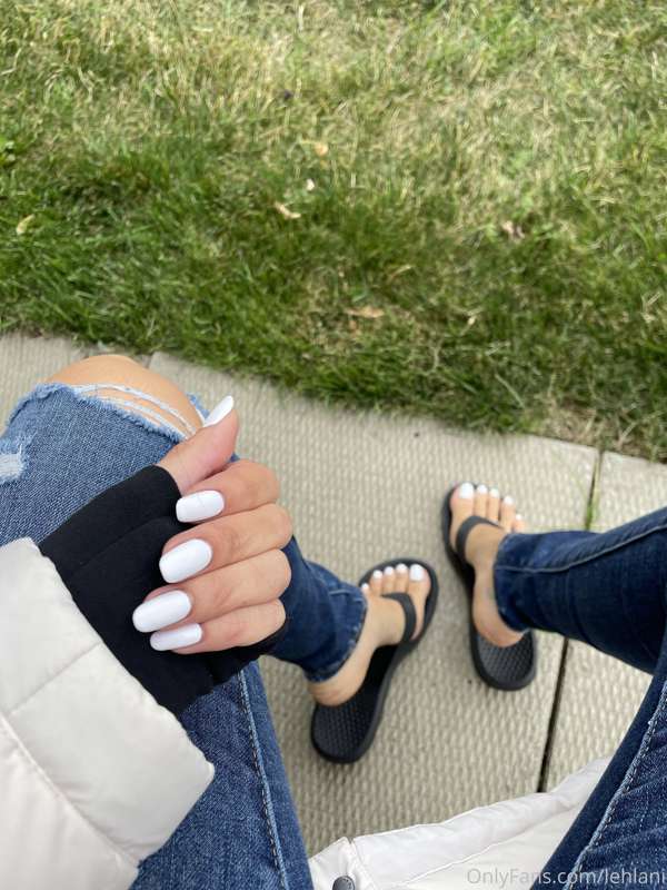 Ubie with the cute toes 😜 swipe some mani pedi pics. 7