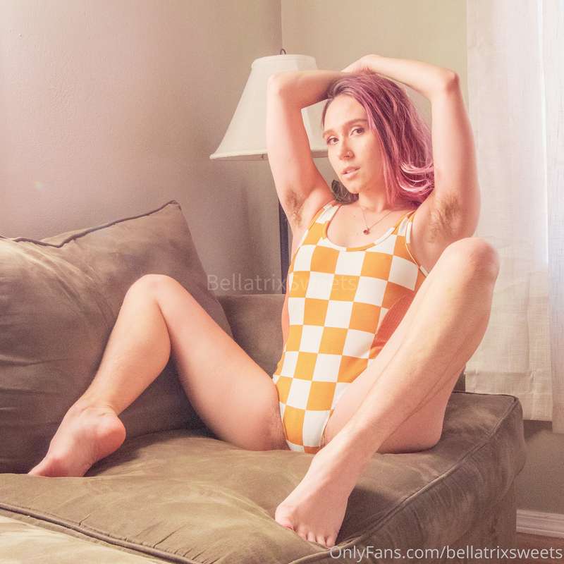 wanna cuddle on the couch?🥰 📸 @gingergixie 5