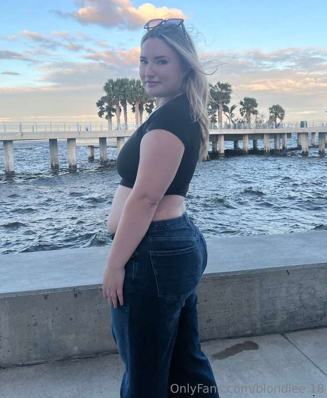 Low rise jeans in public >>> 3