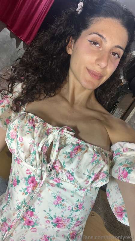 Feeling cute and floral! 🌼 Come play with me on my main page..