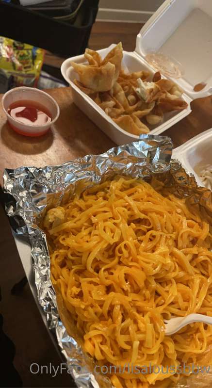 Got some Pad Thai (and crab rangoons) for first dinner! 🤤🤤🤤