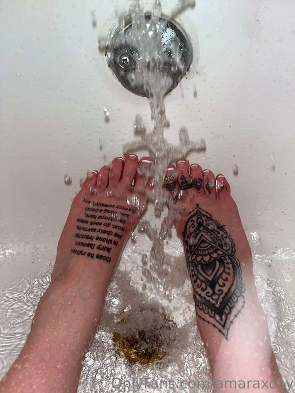 some feet pics for my feet daddies out here 😳 👣